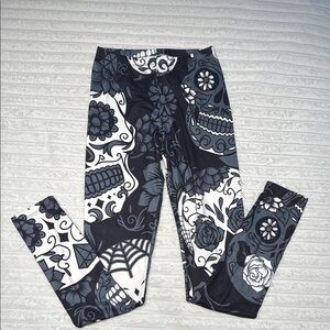 Women’s  Black and White Skull Print Leggings